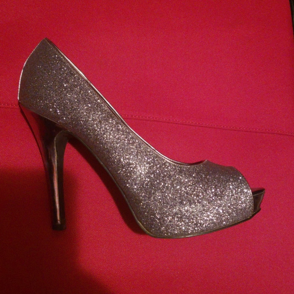 Women's peeptoe pumps